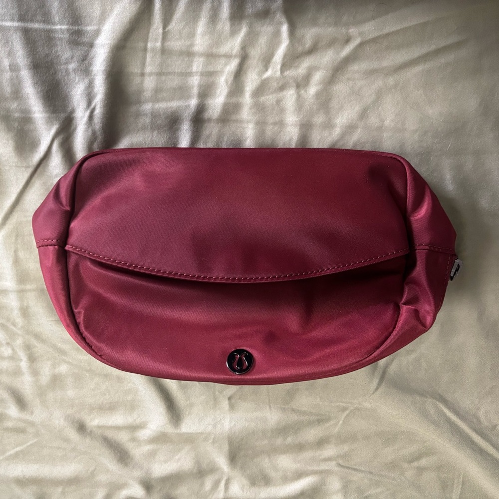 Lululemon 4L pouch